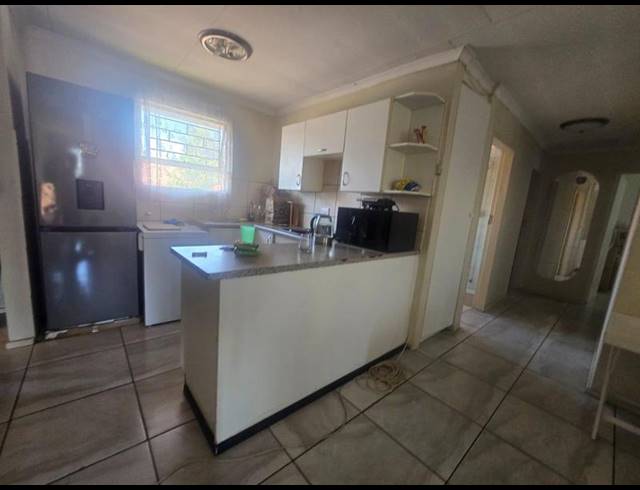 3 BEDROOM APARTMENT FOR SALE IN VANDERBIJLPARK SE 3